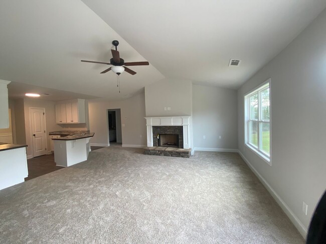 Building Photo - Gorgeous 4 bedroom ranch in Royston!