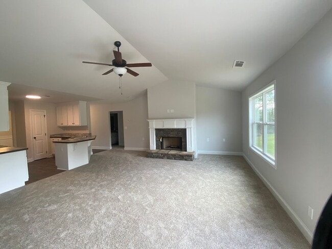 Building Photo - Spacious 4-Bedroom Home Near Victoria Brya...