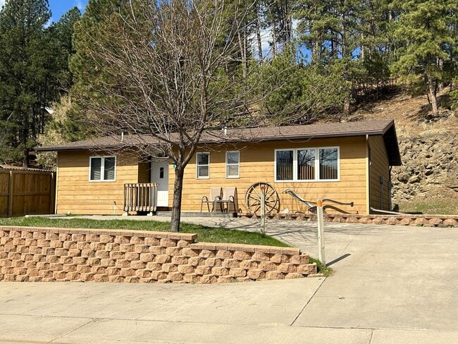 Building Photo - 117 Pine Ave