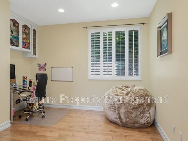 Building Photo - 4936 Via Bella