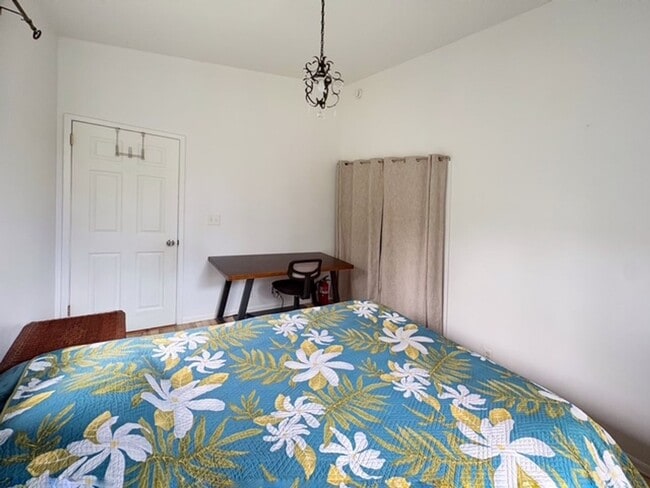 Building Photo - 2BR/1BA Furnished Home – Available June 1 – Screened Lanai, Fiber Internet, W/D