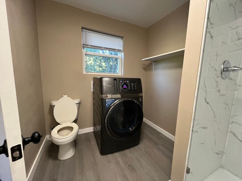 Bathroom (from vanity) - 47370 Vena Dr