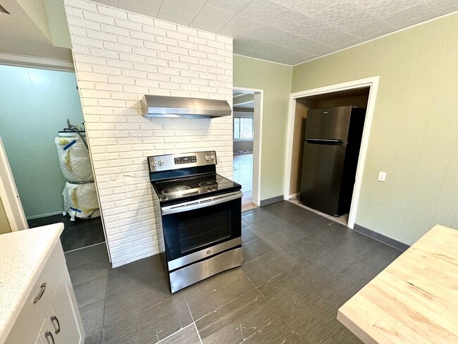 Building Photo - Inviting 3 Bed, 1 Bath Home in Roslyn, Whe...