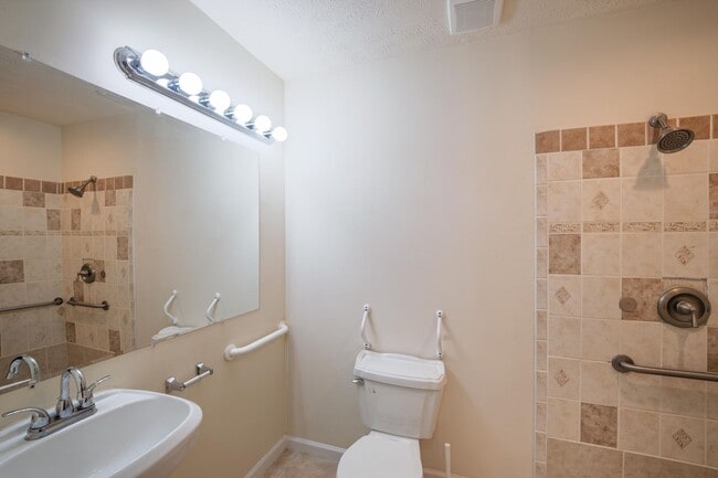 Building Photo - Updated 2BR Townhome Near Clayton State with Fenced Yard