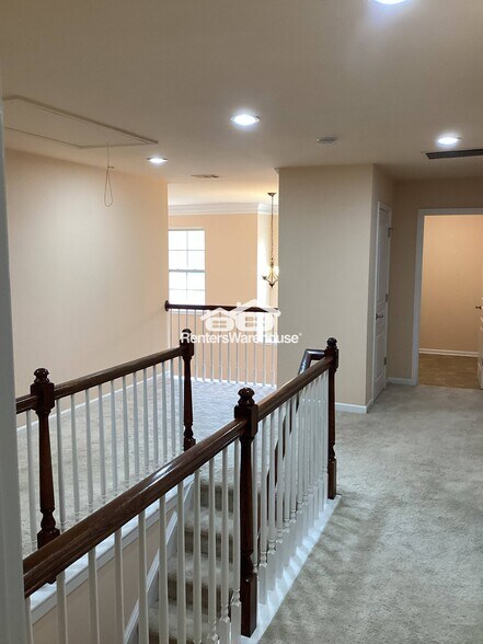 Building Photo - 4470 Hedgewood Dr