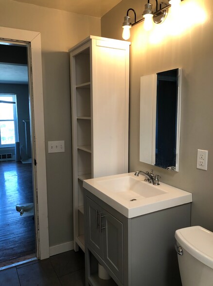 Building Photo - 7558 Woodland Ave Unit B