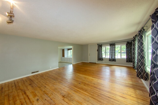 Building Photo - 210 Seymour Ave