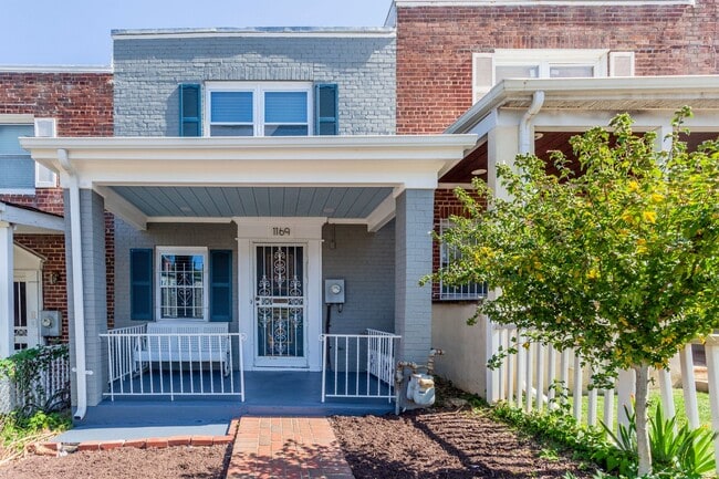Building Photo - Trinidad Rowhome | 2 Bed | 1 Bath | 800 Sf | Large Fenced-In Front Porch & Fenced-in Backyard | 2...