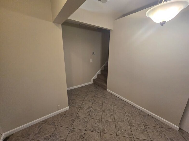 Building Photo - 625 County St