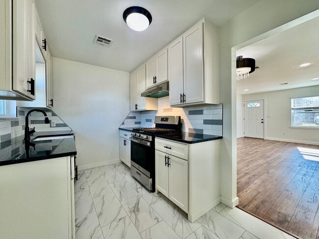 Building Photo - 809 Proctor Pl