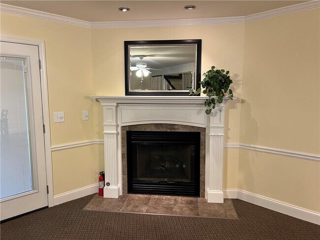 Building Photo - 1100 Country Club Pl
