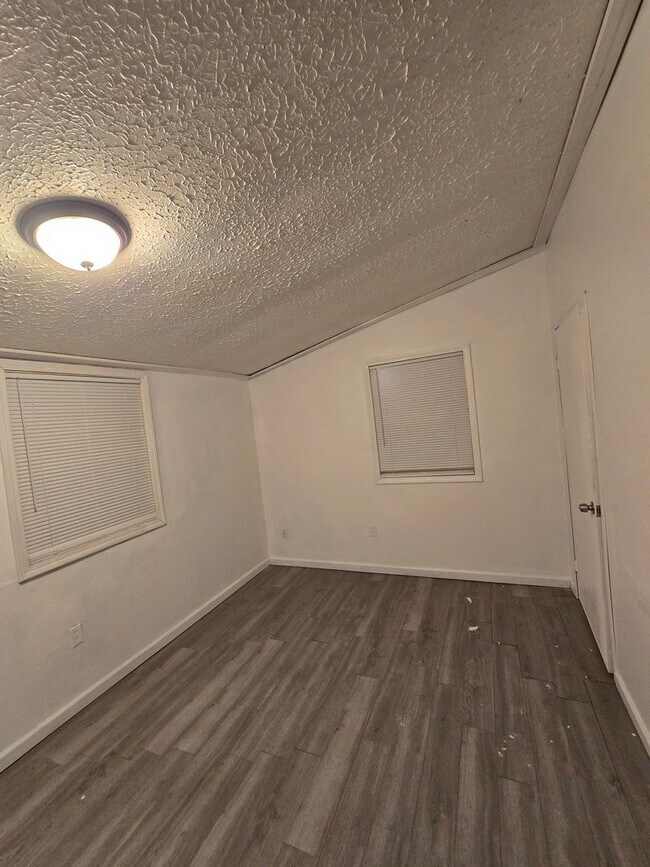 Building Photo - LIMITED TIME**1/2 OFF DEPOSIT**