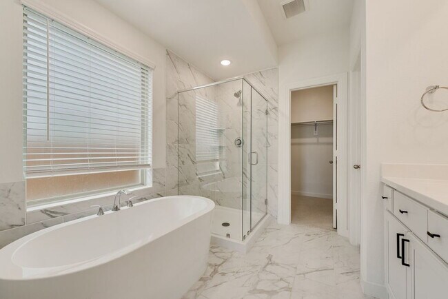 Building Photo - Beautiful 5 bedroom 3 full bath home in the heart of Heartland!