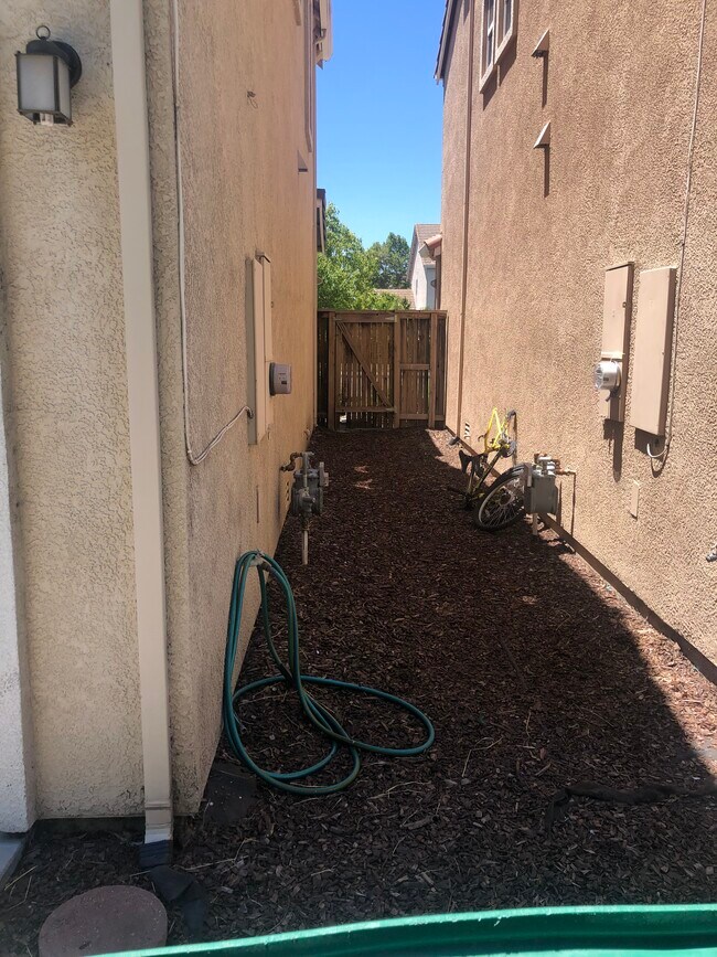 Building Photo - 10640 Siskiyou Ln