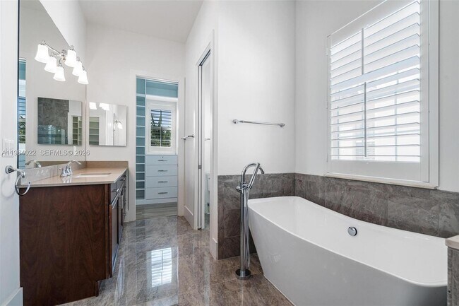 Building Photo - 1757 NE 9th St