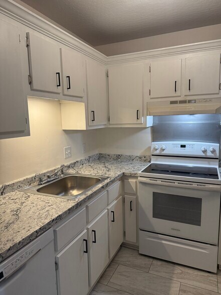 Building Photo - 213 Cox Ave