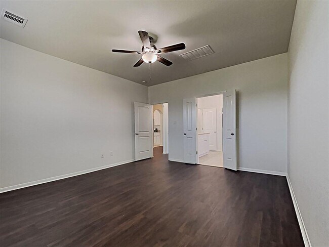 Building Photo - 30011 Saw Oaks Dr