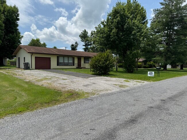 Building Photo - 102 Oaklawn Cir