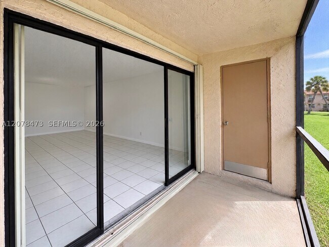 Building Photo - 205 Lakeview Dr