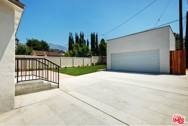 Building Photo - 1288 N Hill Ave