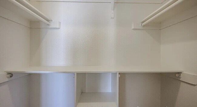 Building Photo - 604 W Kiva Ave