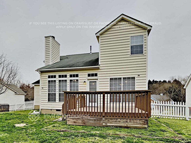 Building Photo - 389 Queens Dr SW