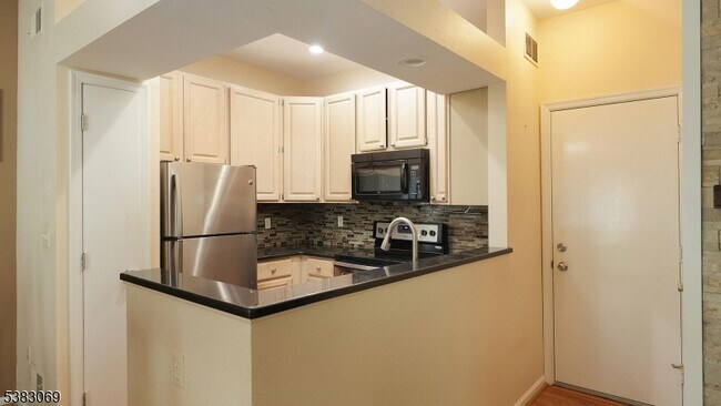 Building Photo - 19 Quail Brook Ct