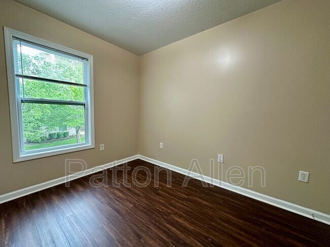 Building Photo - 8 Zell Ln
