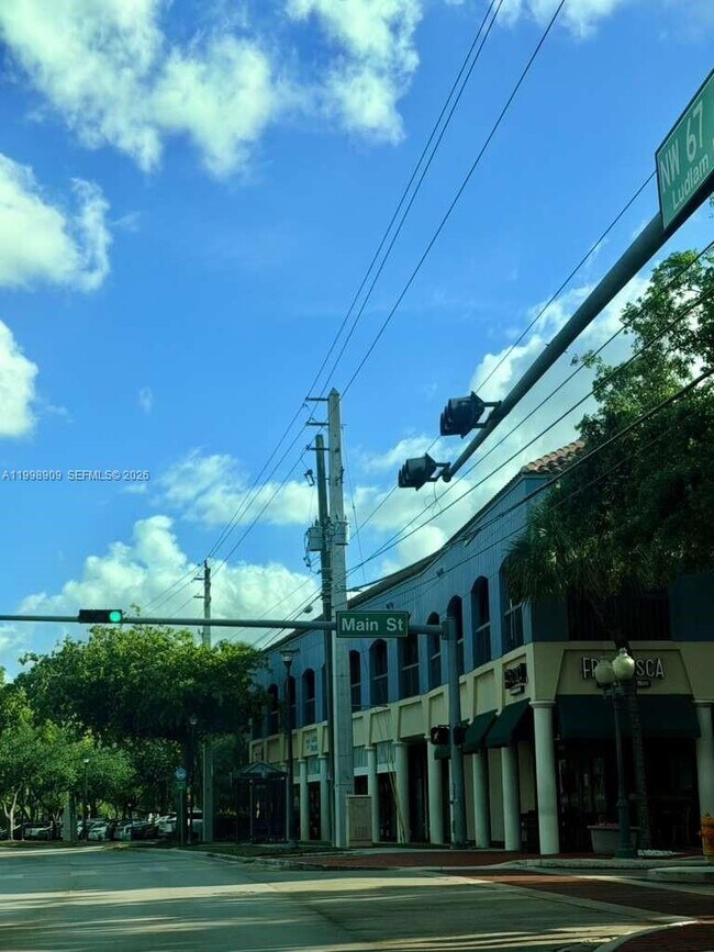 Building Photo - 15515 N Miami Lakeway