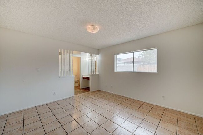 Building Photo - -$500 OFF FIRST MONTH RENT-READY TO VIEW NOW! 4 Bedroom 2 Bath Home in Phoenix!