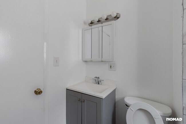 Building Photo - Spacious 4BR Apartment in Newark