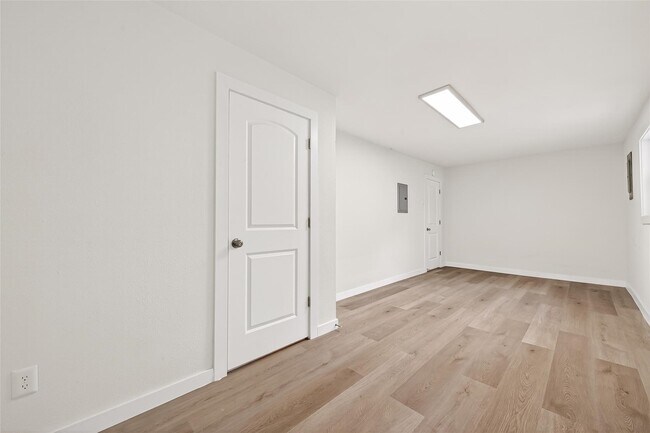 Building Photo - 815 Brooks Ave