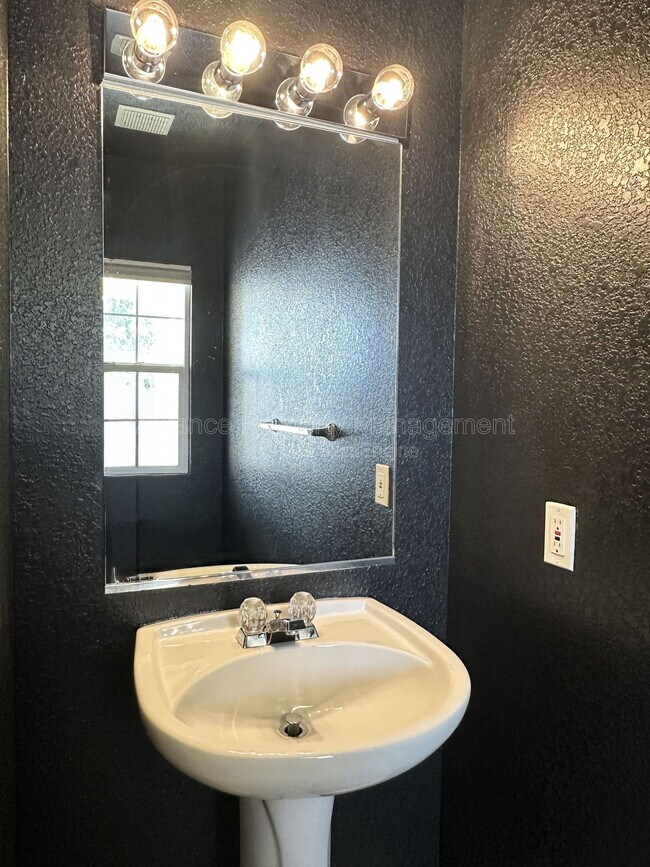 Building Photo - 6243 Riverdale Dr