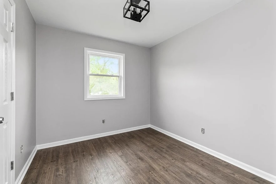Building Photo - 1520 Thames Dr