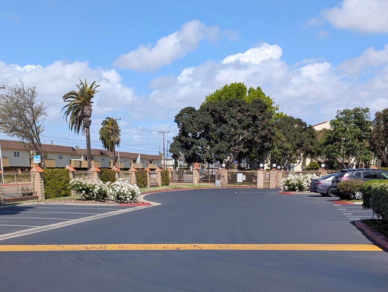 Building Photo - 4852 Cabana Dr