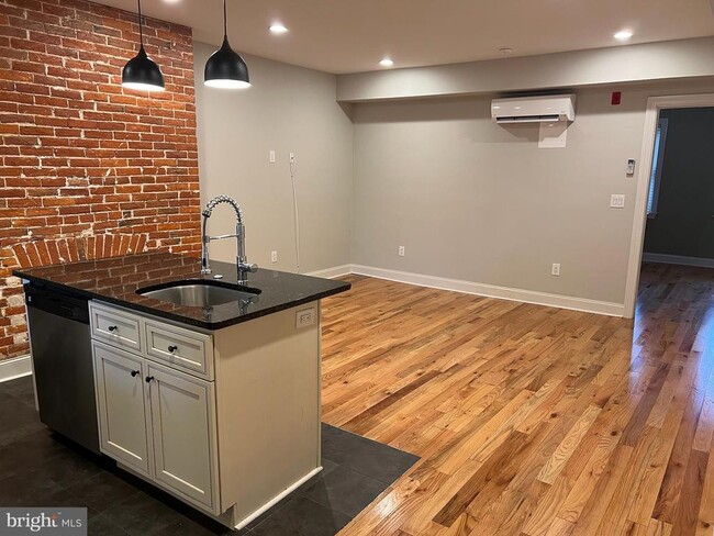 Building Photo - 235 Pine St