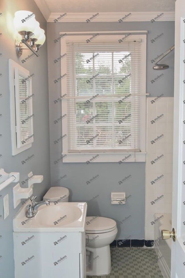 Building Photo - $900- Beautifully Updated 1-Bedroom, 1-Bat...