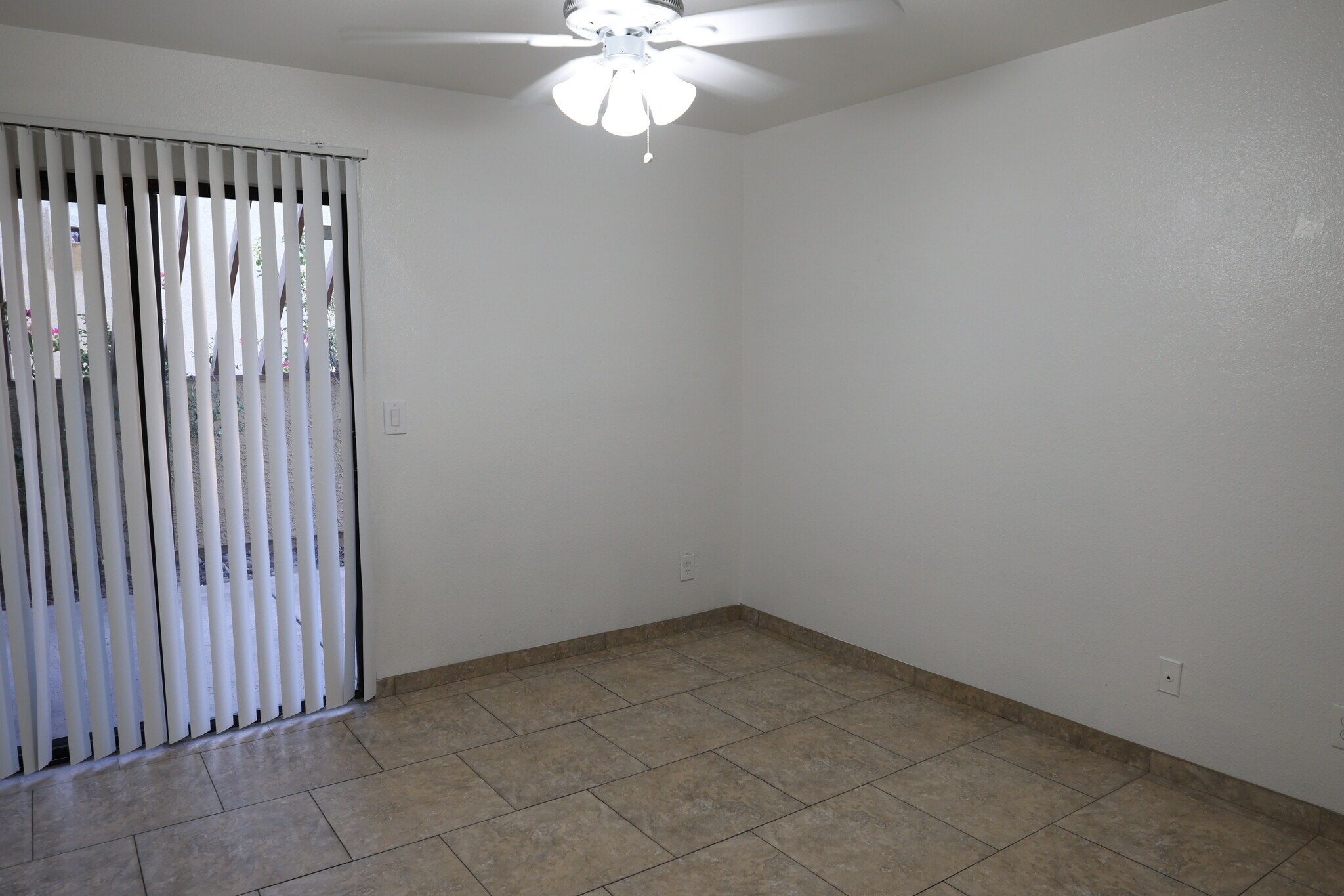 Building Photo - 700 W 14th St