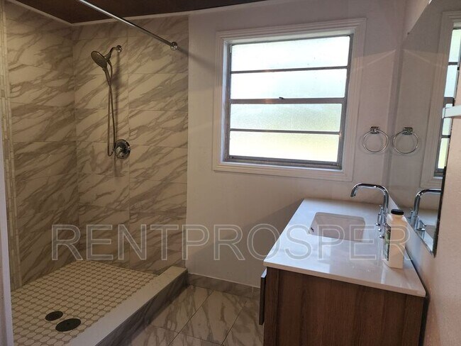 Building Photo - 1130 W Lake Brantley Rd