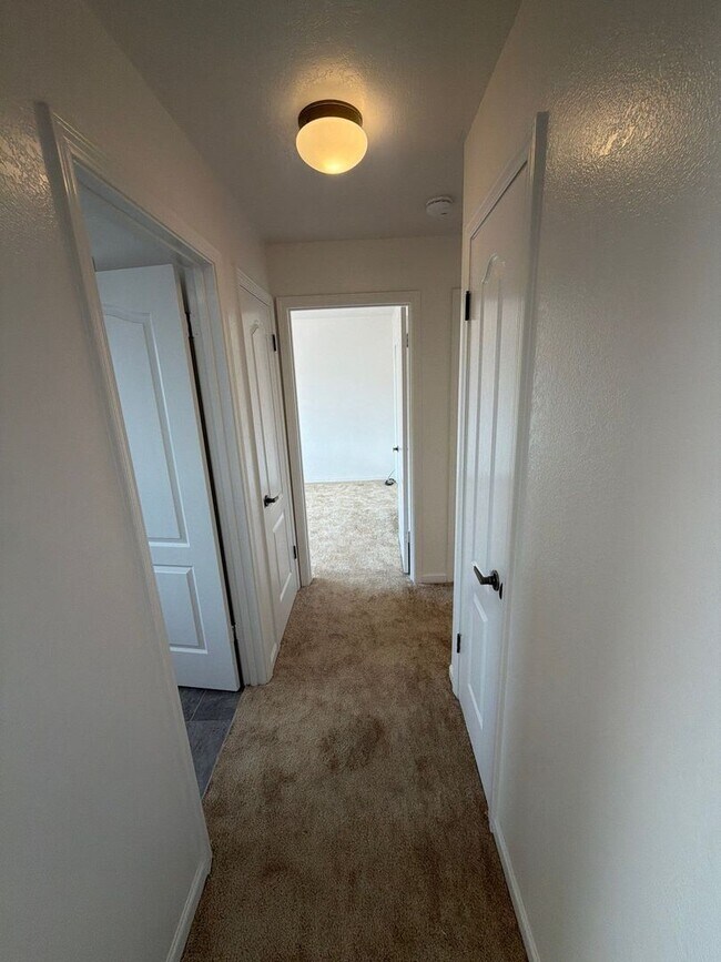 Building Photo - 332 E Romie Ln