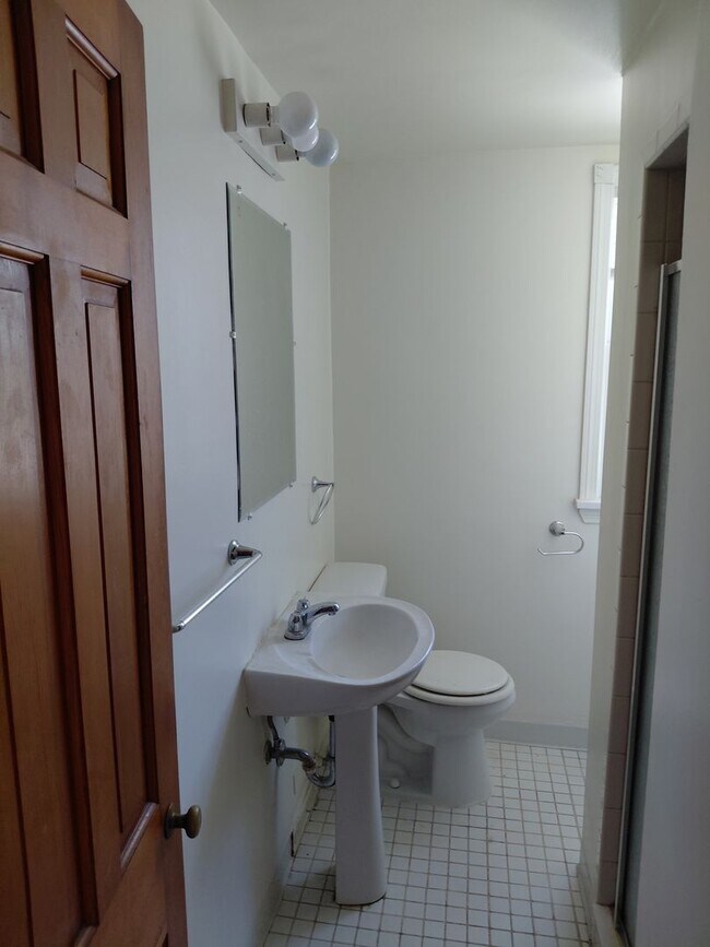 Building Photo - 4 bedroom, 2 full bath bungalow near Cedar and Warrensville