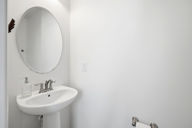 Building Photo - 4435 Sunset Dr