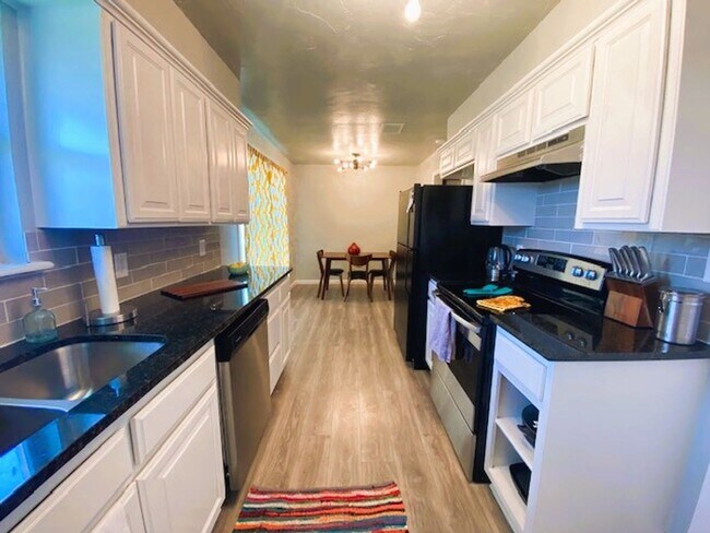 Building Photo - 1100 Elmhurst St