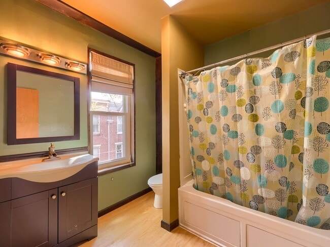 Building Photo - Large 2BR/2BTH house on Penn St!