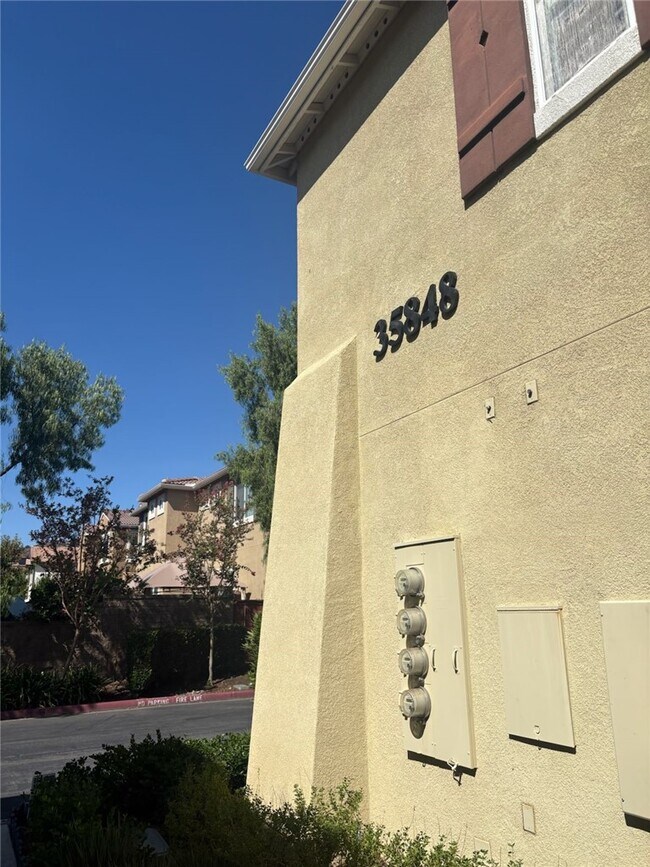 Building Photo - 35848 Lajune St