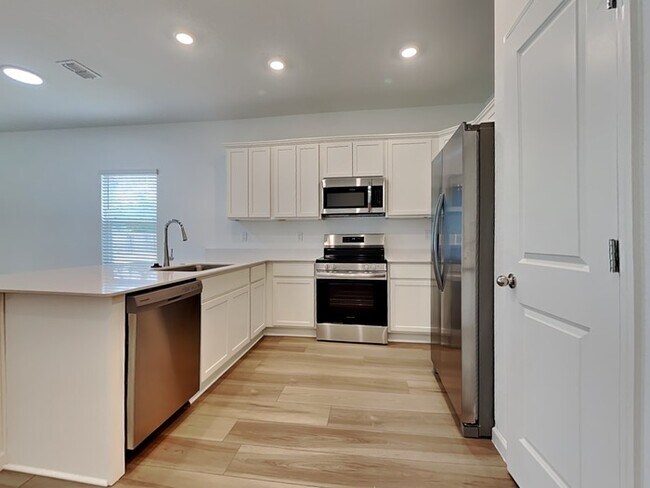 Building Photo - Base rent $1,821.00 plus $29.00 RBP Total ...