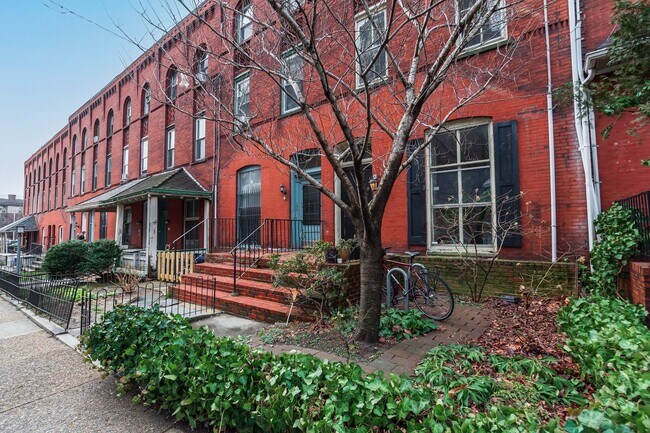 Building Photo - 206 S 43rd St