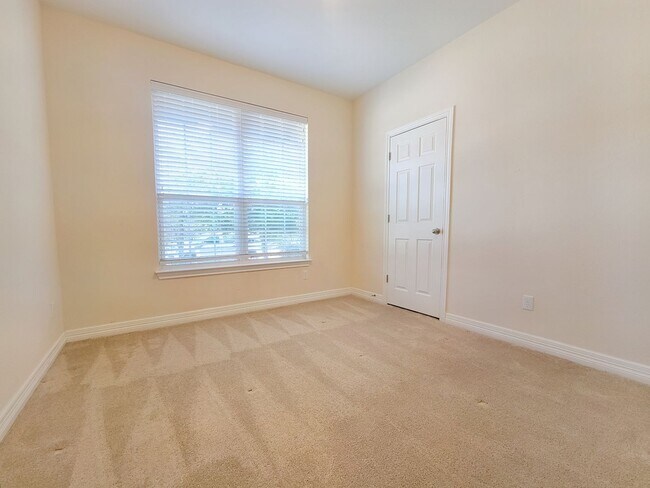 Building Photo - Large 3 Bedroom, 2.5 Bathroom Home – Fully Equipped Kitchen & Washer/Dryer Hookups