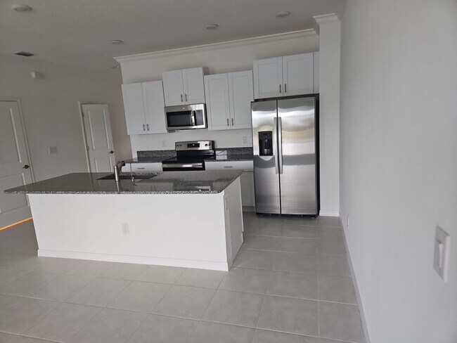 Building Photo - Dazzling 3-bedroom, 2.5-bathroom, 1 car ga...