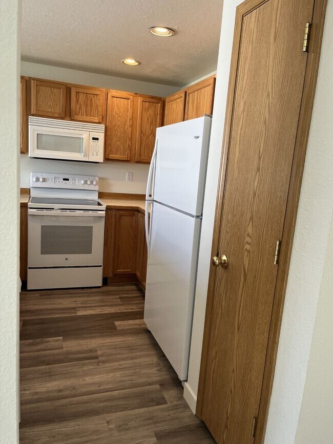 Building Photo - Large 3 bedroom, 2.5 bath, 1 car garage, fenced back yard townhome recently remodeled